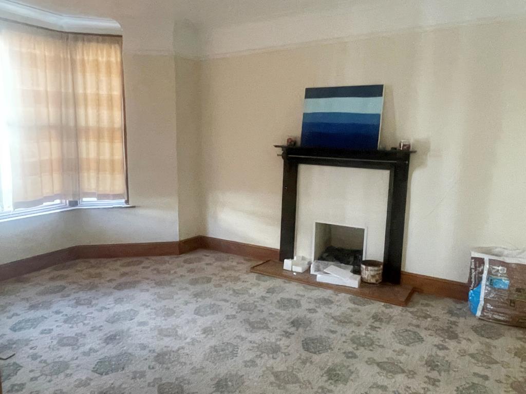Lot: 38 - FREEHOLD PROPERTY WITH ADDITIONAL LAND - Living room